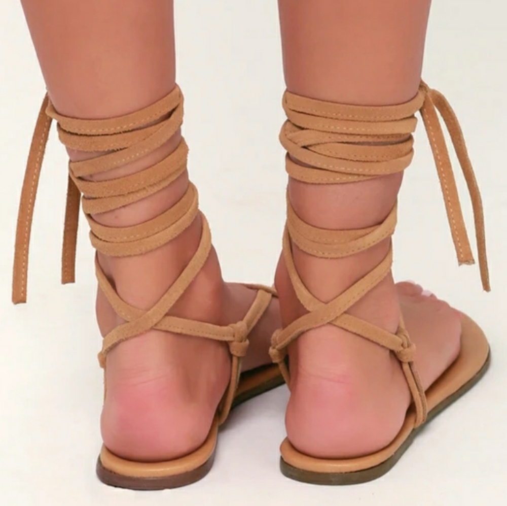 💚FINAL💲NEW! LULU's Taylen tan suede leather Flat Lace up sandals sz 6.5🤍